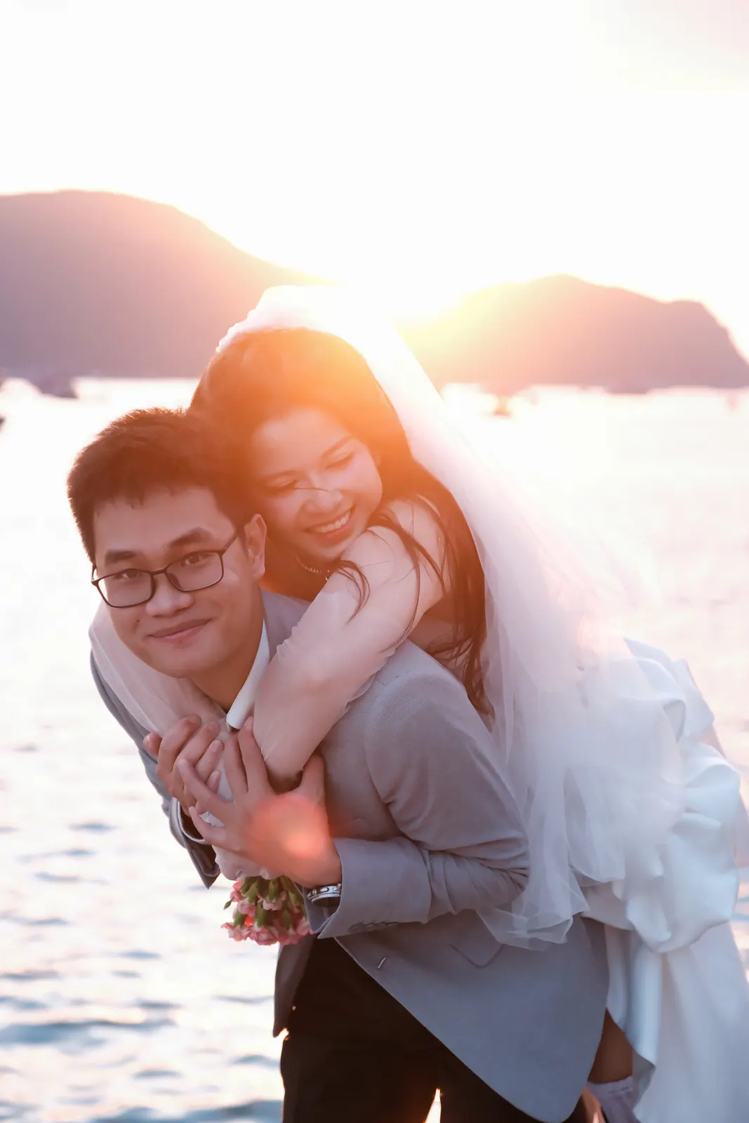 Mạnh cõng Hằng, cả hai cùng cười trong nắng chiều bên biển